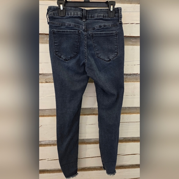 Dark wash old navy jeans - Picture 2 of 4